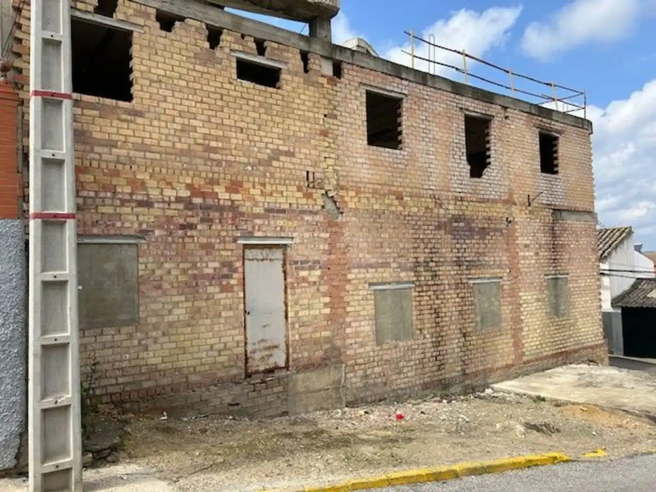 Vista exterior de Edifici en venda en Aznalcóllar