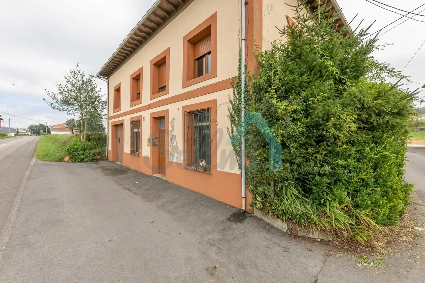 Vista exterior de Casa o xalet en venda en Salas amb Terrassa