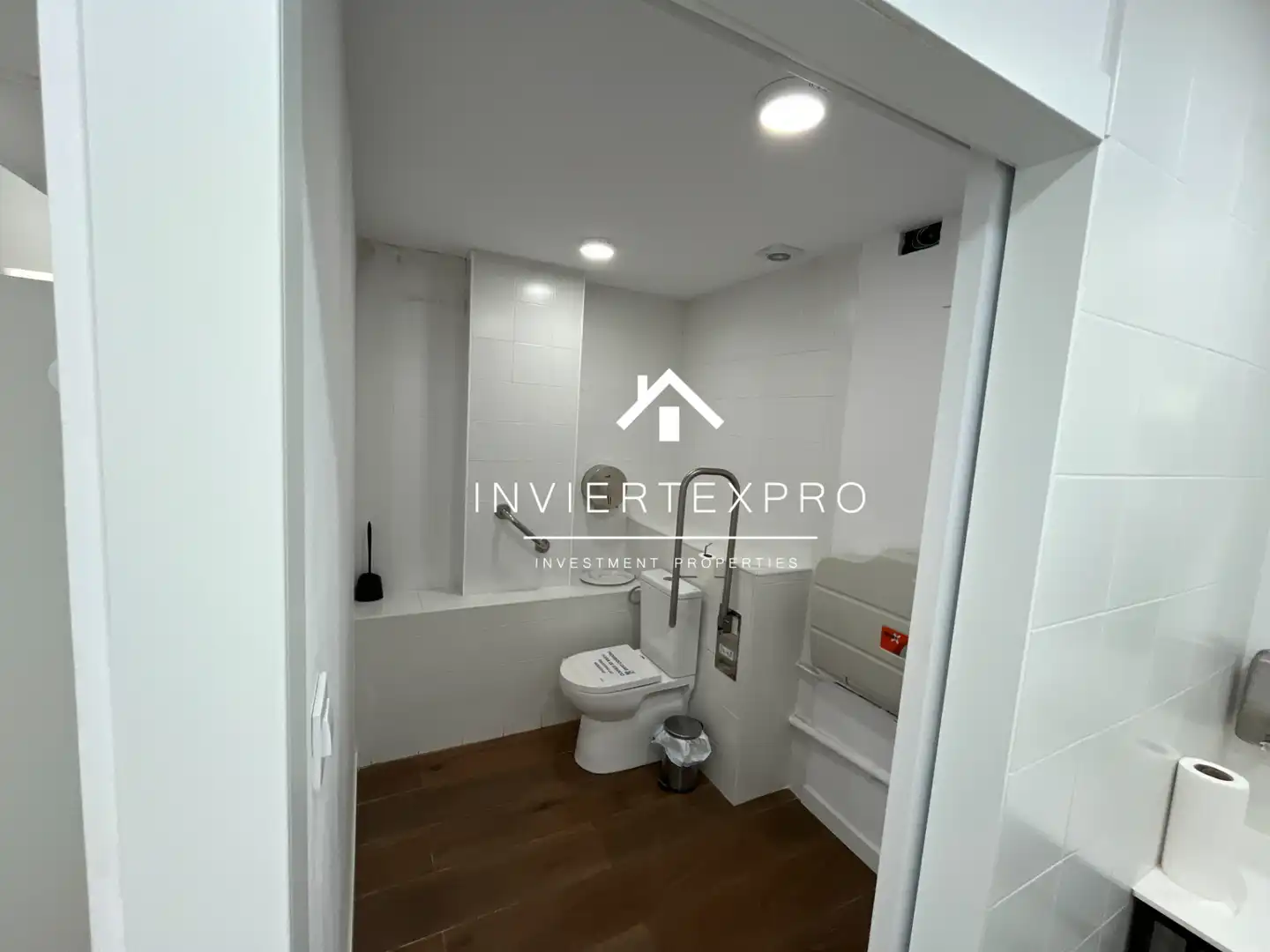 Baño de Local en traspaso en L'Hospitalet de Llobregat con Aire acondicionado, Calefacción y Parquet