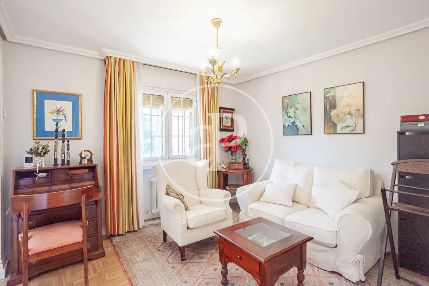 Sala d'estar de Casa adosada en venda en Madrid amb Aire condicionat, Calefacció i Jardí privat
