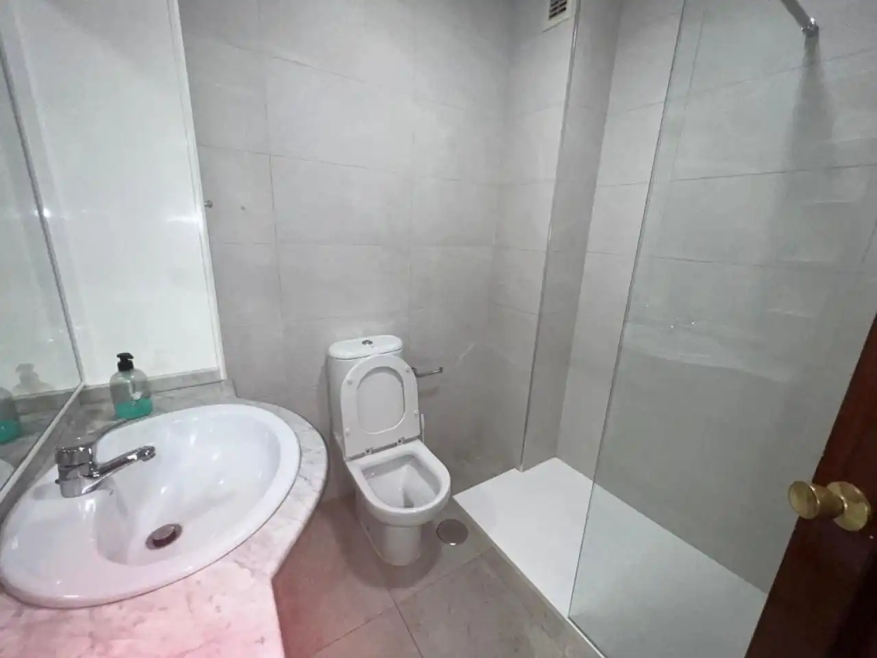 Bathroom of Flat for rent in Ourense Capital   with Heating, Parquet flooring and Furnished