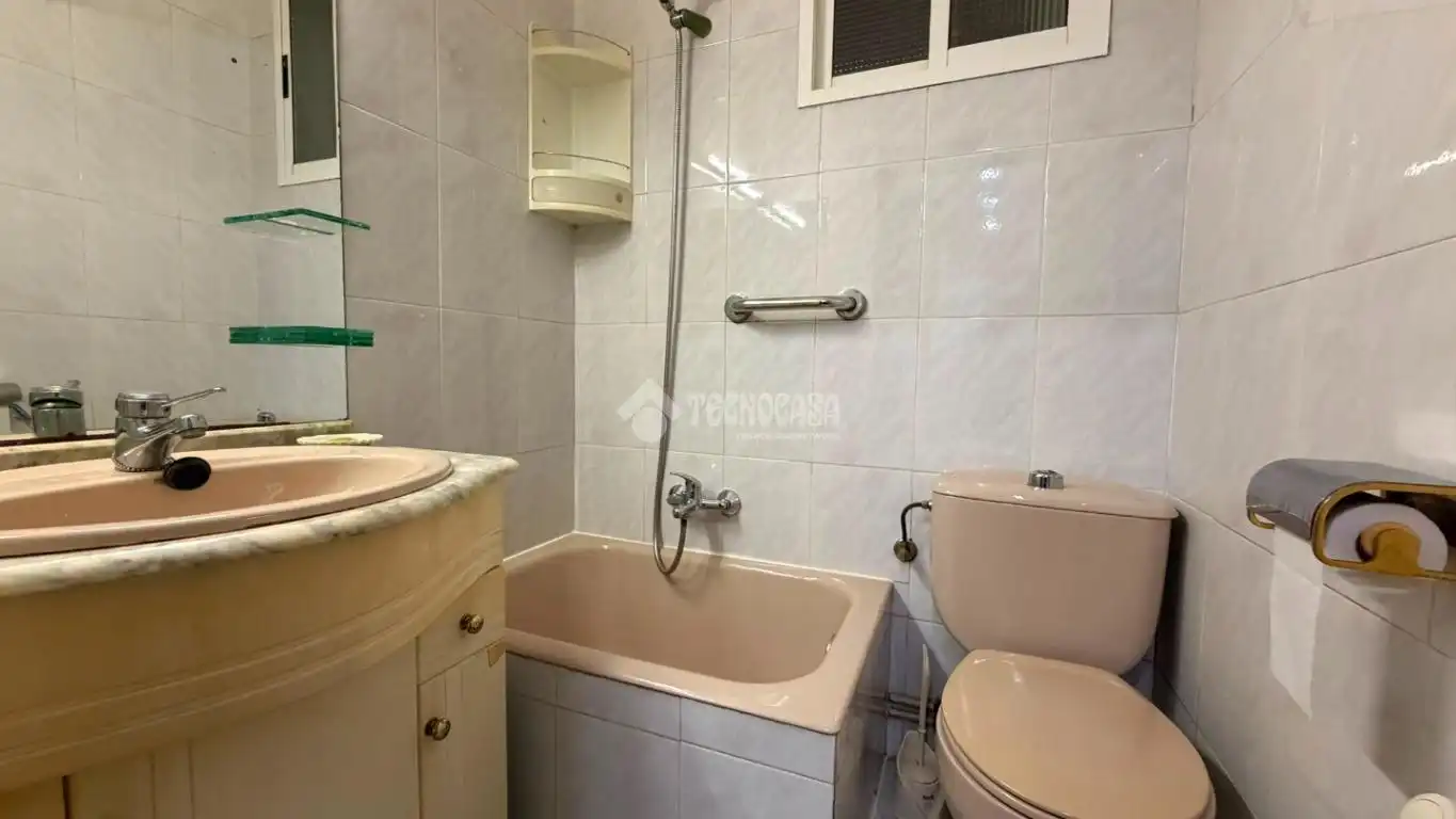 Bany de Pis en venda en Bilbao  amb Calefacció i Balcó