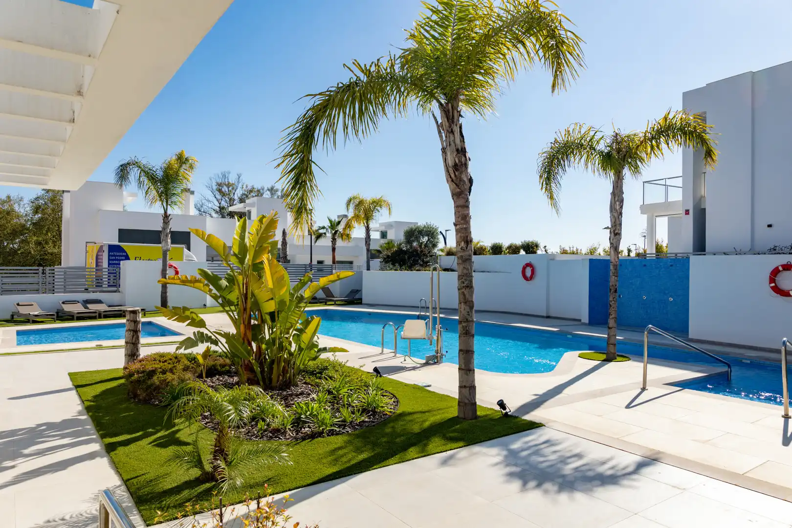 Piscina de Casa adosada en venta en Marbella con Aire acondicionado, Jardín privado y Terraza