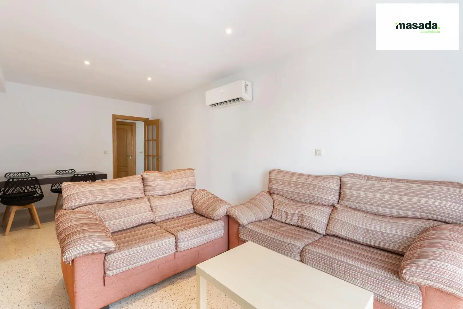 Sala d'estar de Pis en venda en Granada amb Aire condicionat, Calefacció i Moblat