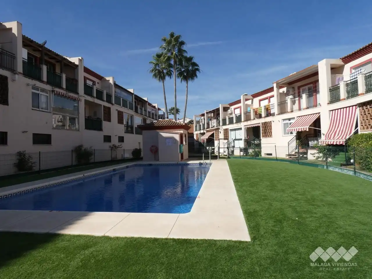 Außenansicht von Einfamilien-Reihenhaus zum Verkauf in Alhaurín de la Torre mit Klimaanlage, Terrasse und Abstellraum