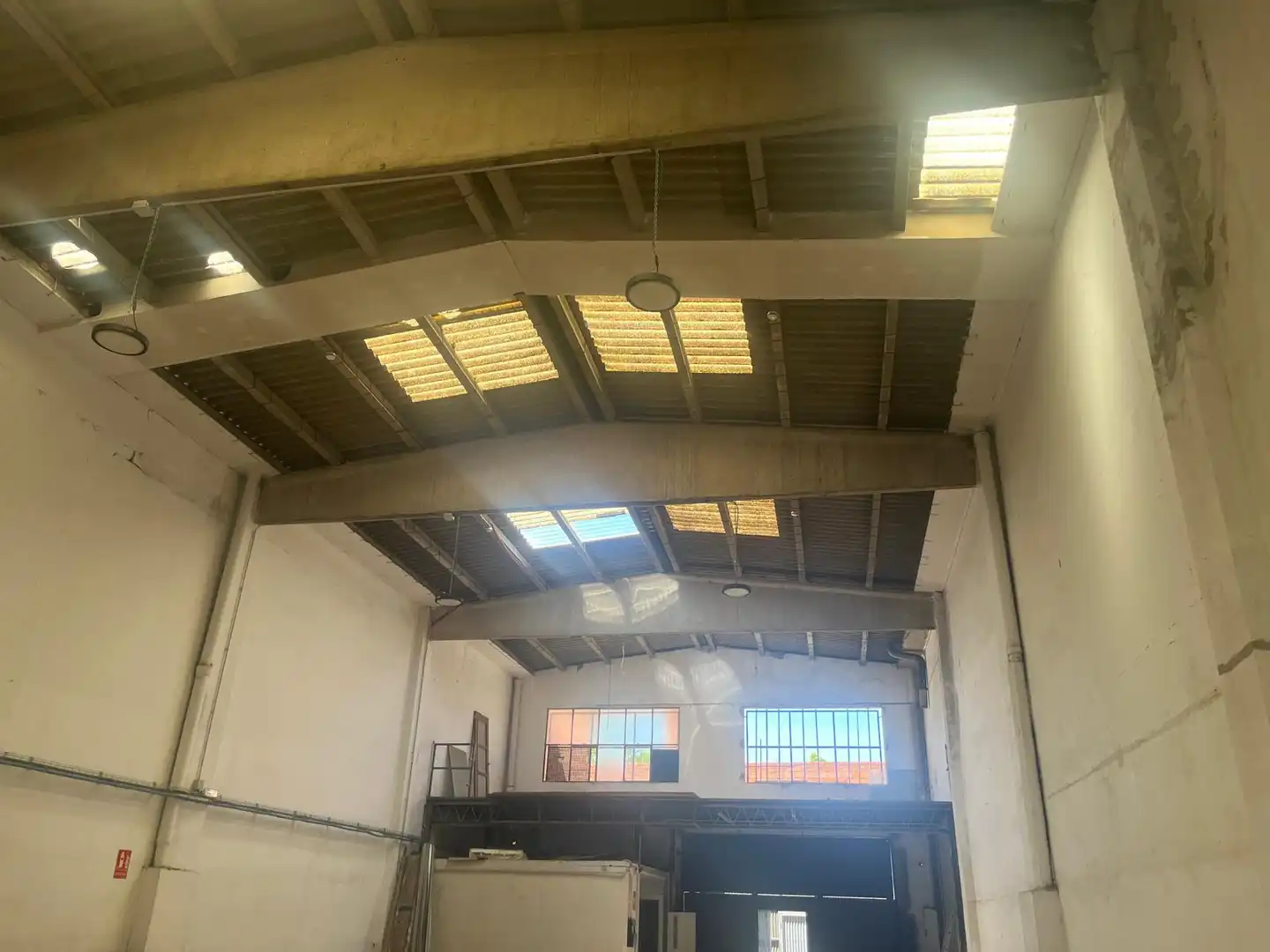 Außenansicht von Fabrikhallen zur Miete in El Prat de Llobregat mit Alarm