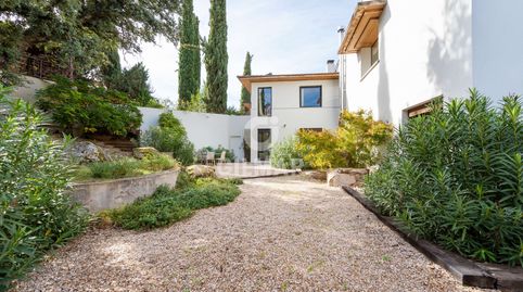 Elegante chalet independiente con un estilo propio y un gusto exquisito.  Reformada por una conocida interiorista, esta casa está