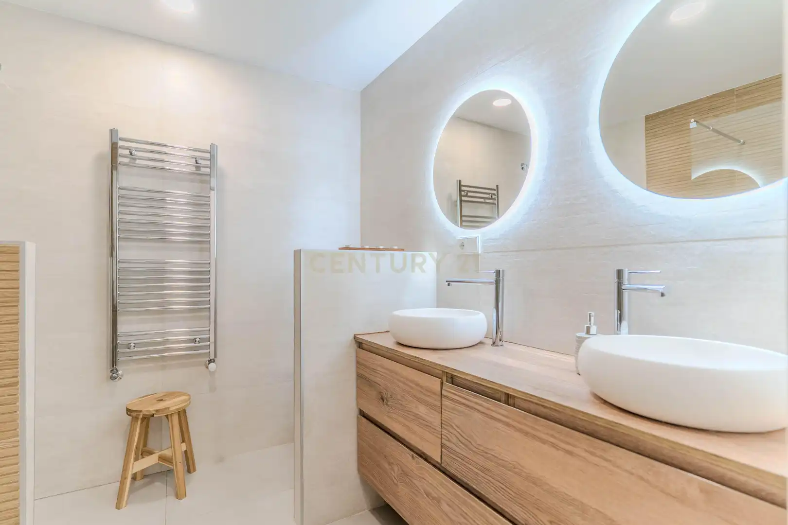 Bathroom of Apartments for sale in Granada  with Oven, Washing machine and Microwave
