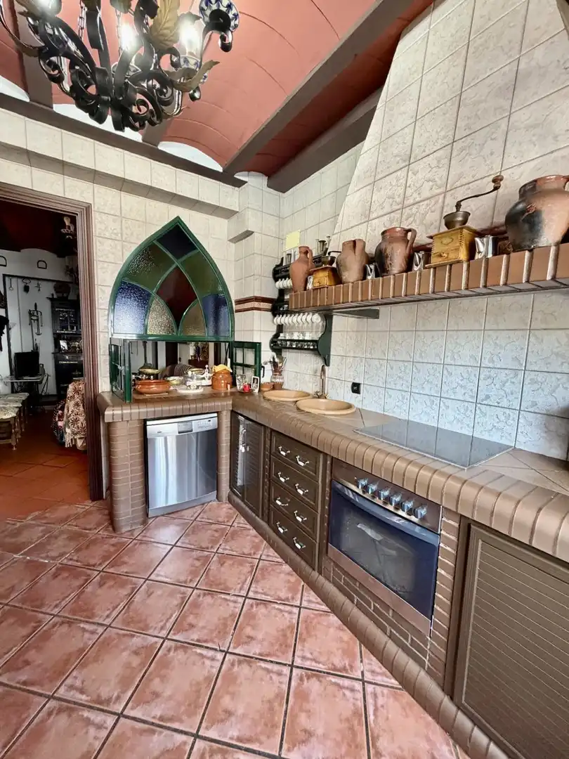 Cuina de Casa o xalet en venda en Sanlúcar la Mayor amb Calefacció i Terrassa