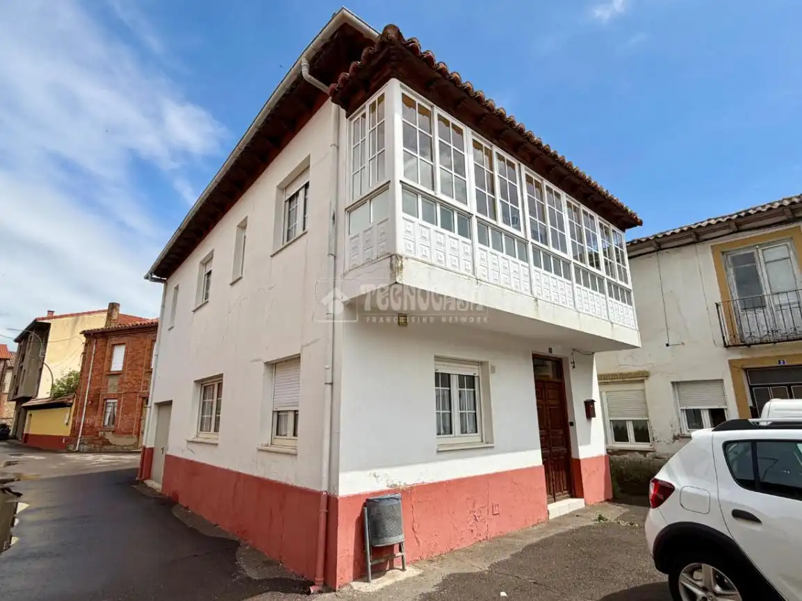 Vista exterior de Casa o xalet en venda en Carrizo amb Calefacció i Terrassa
