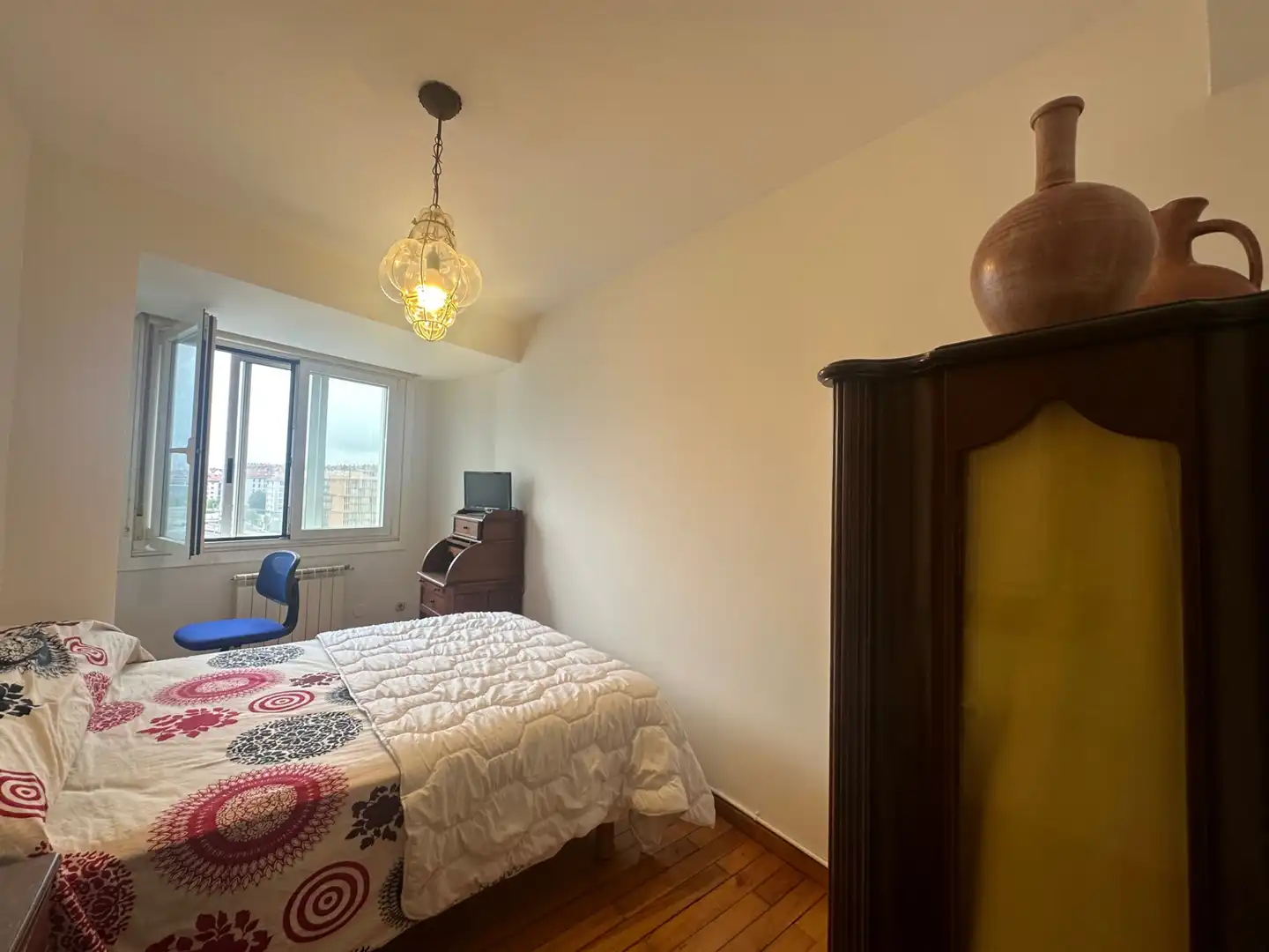 Bedroom of Flat for rent in Santiago de Compostela   with Heating, Parquet flooring and Furnished