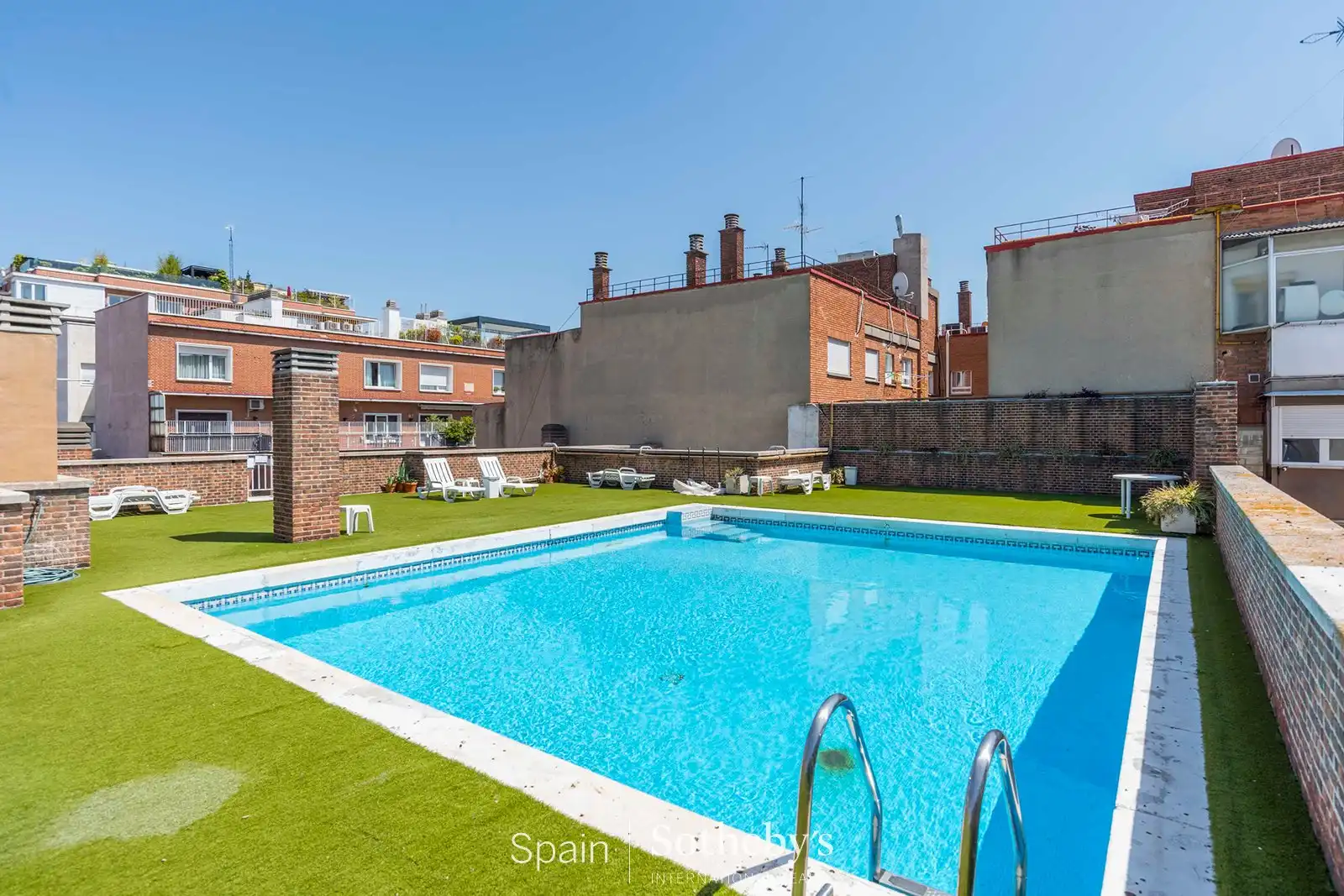 Swimming pool of Apartments for rent in Madrid  with Air Conditioner, Heating and Terrace