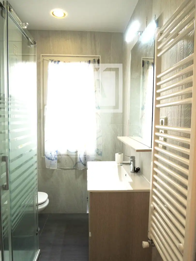 Baño de Piso de alquiler en Madrid con Aire acondicionado y Calefacción