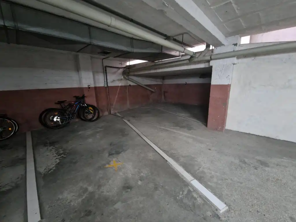 Parkplatz von Garage zum Verkauf in Boiro