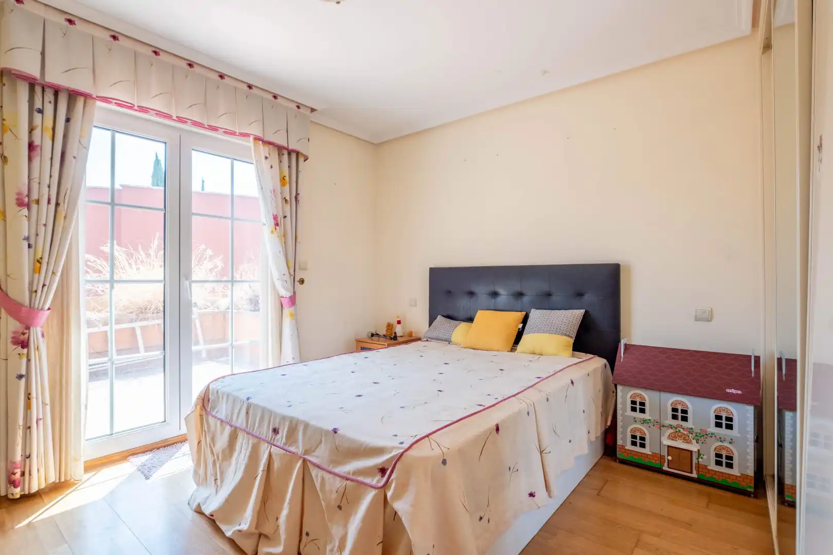 Dormitori de Casa o xalet en venda en Zaragoza amb Jardí privat, Terrassa i Traster