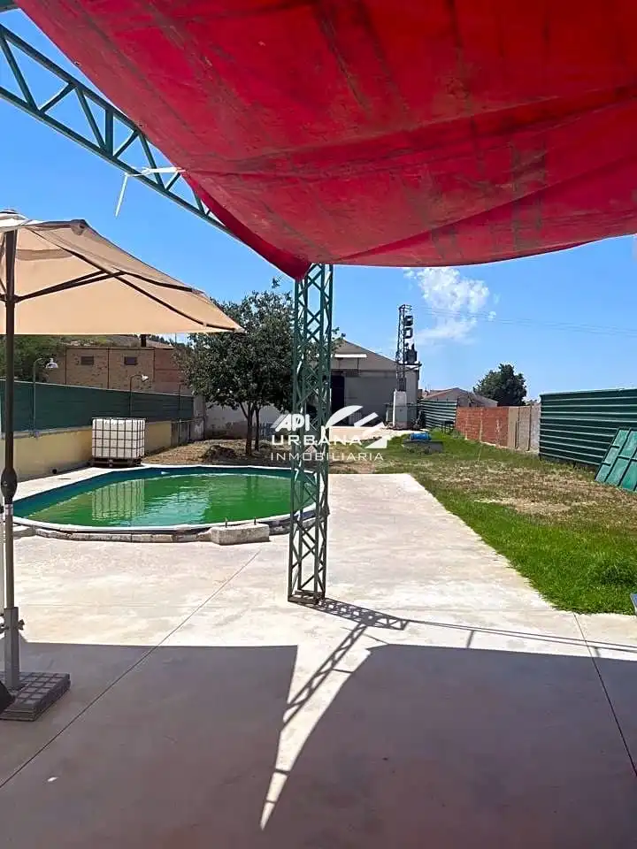 Piscina de Nau industrial en venda en Lucena
