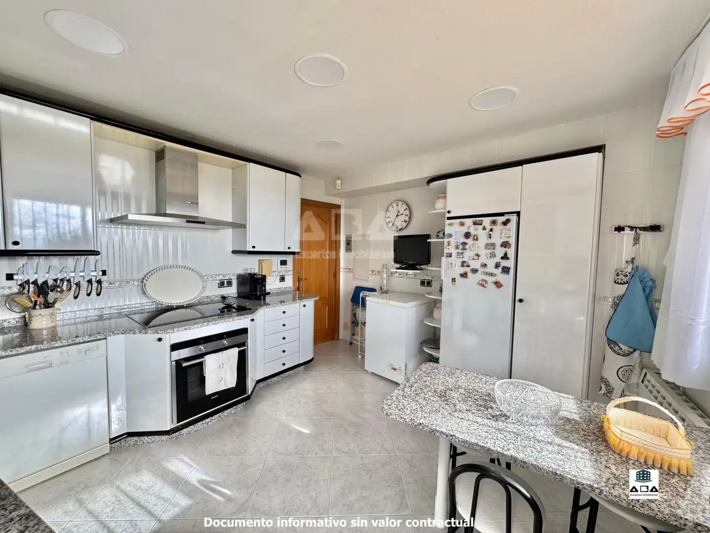 Cocina de Casa o chalet en venta en Poyales del Hoyo con Aire acondicionado, Calefacción y Jardín privado