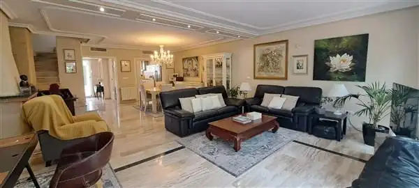 Casa con piscina en venta en Fotógrafo Francisco Cano, imagen 2