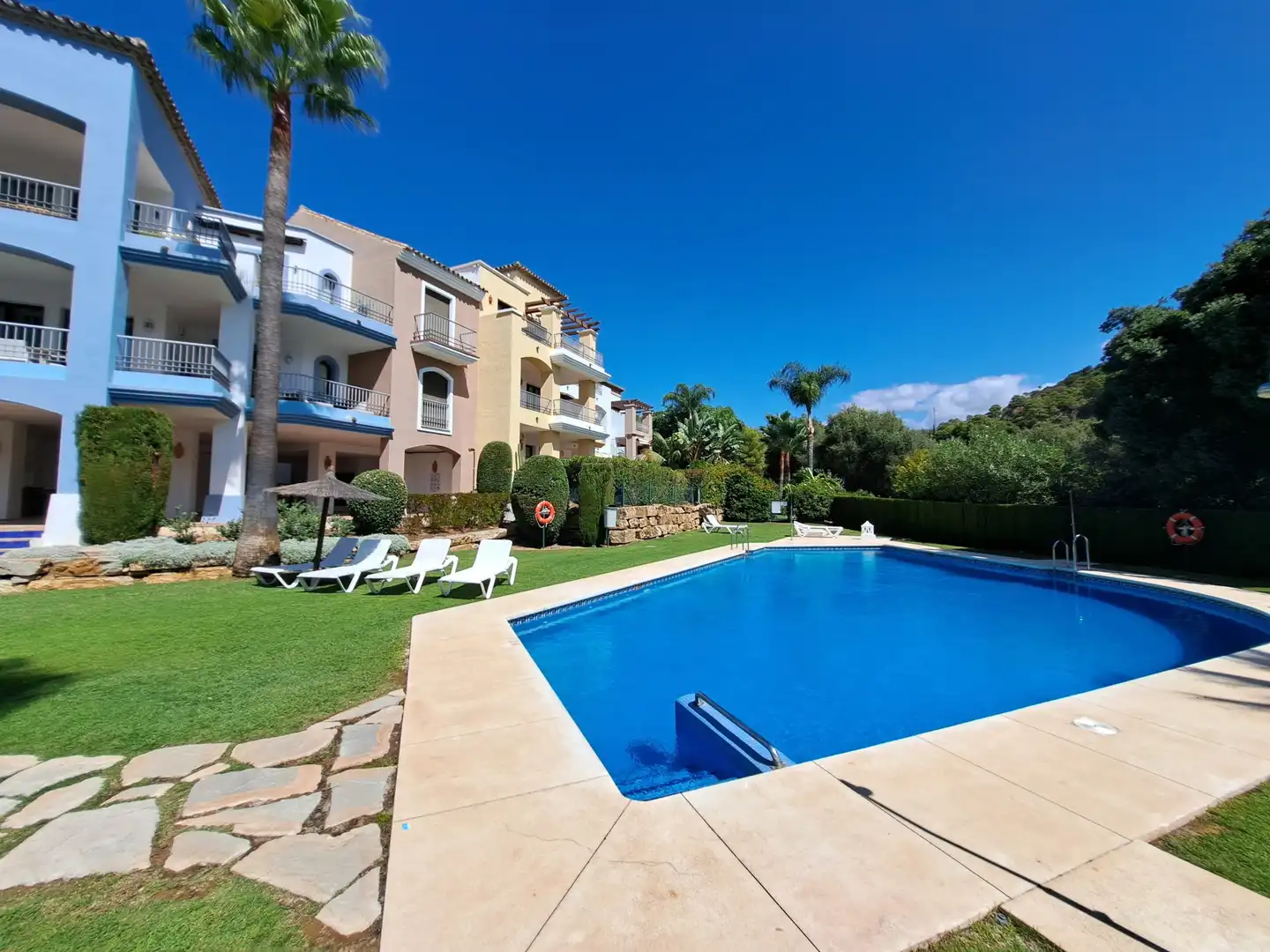 Schwimmbecken von Wohnung zum Verkauf in Benahavís mit Klimaanlage, Heizung und Terrasse