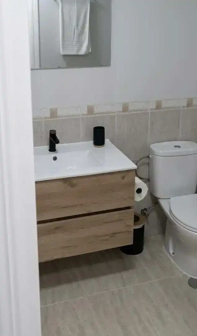 Baño de Piso en venta en Roquetas de Mar con Aire acondicionado, Amueblado y Balcón