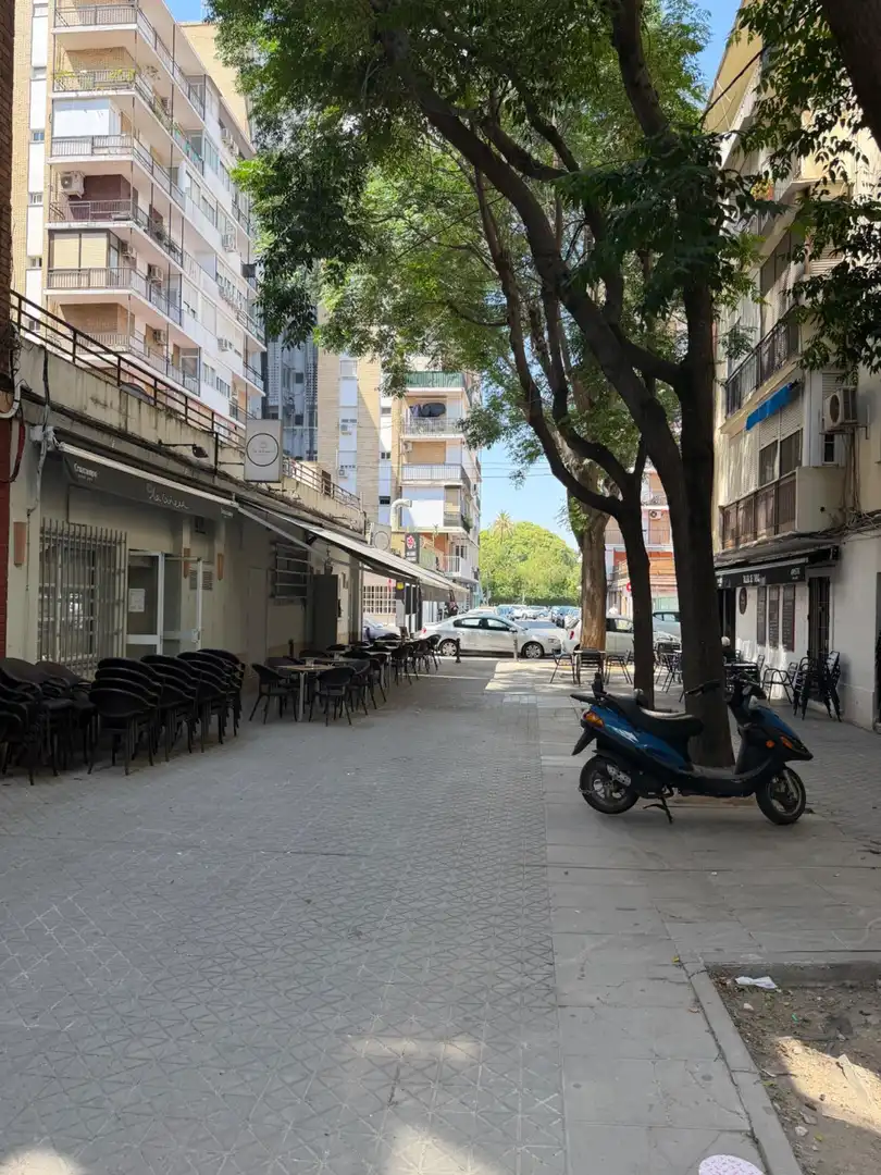 Vista exterior de Local en venda en Sevilla