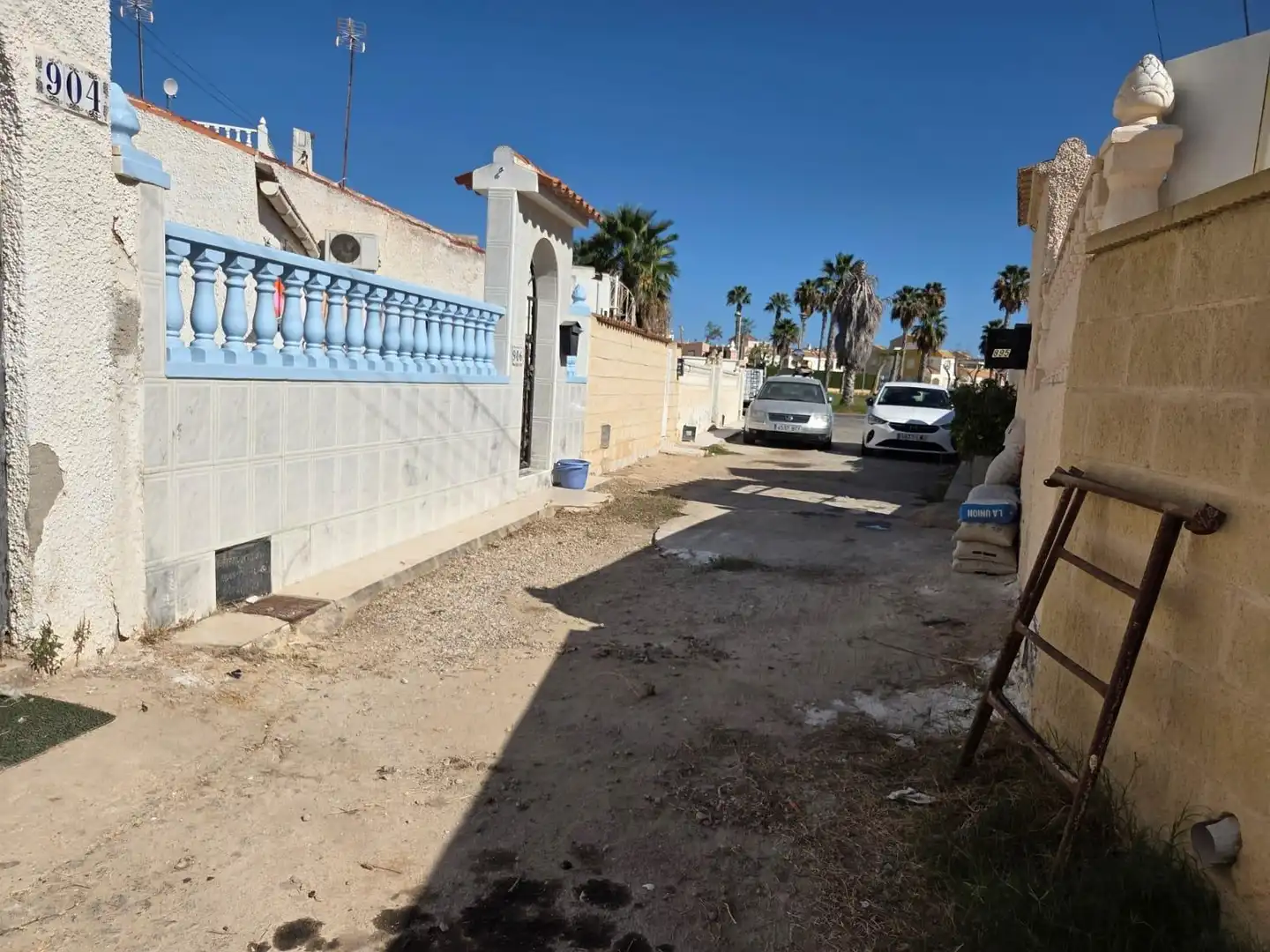 Vista exterior de Casa o xalet en venda en Torrevieja amb Jardí privat i Terrassa