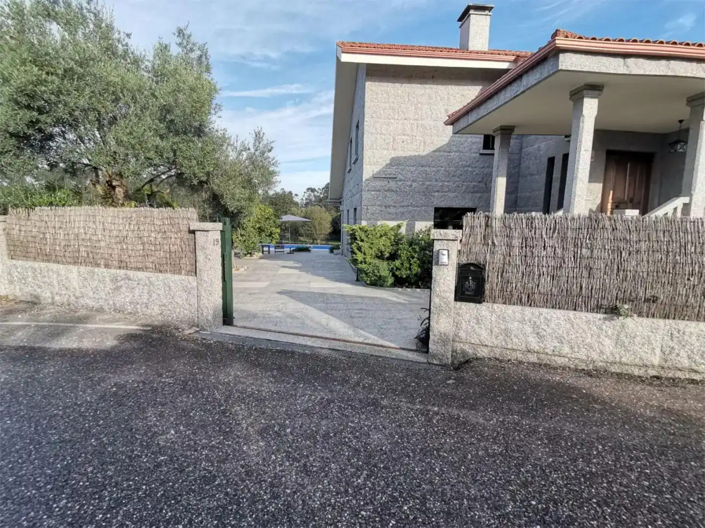 Vista exterior de Casa o xalet en venda en Tomiño amb Piscina i Balcó