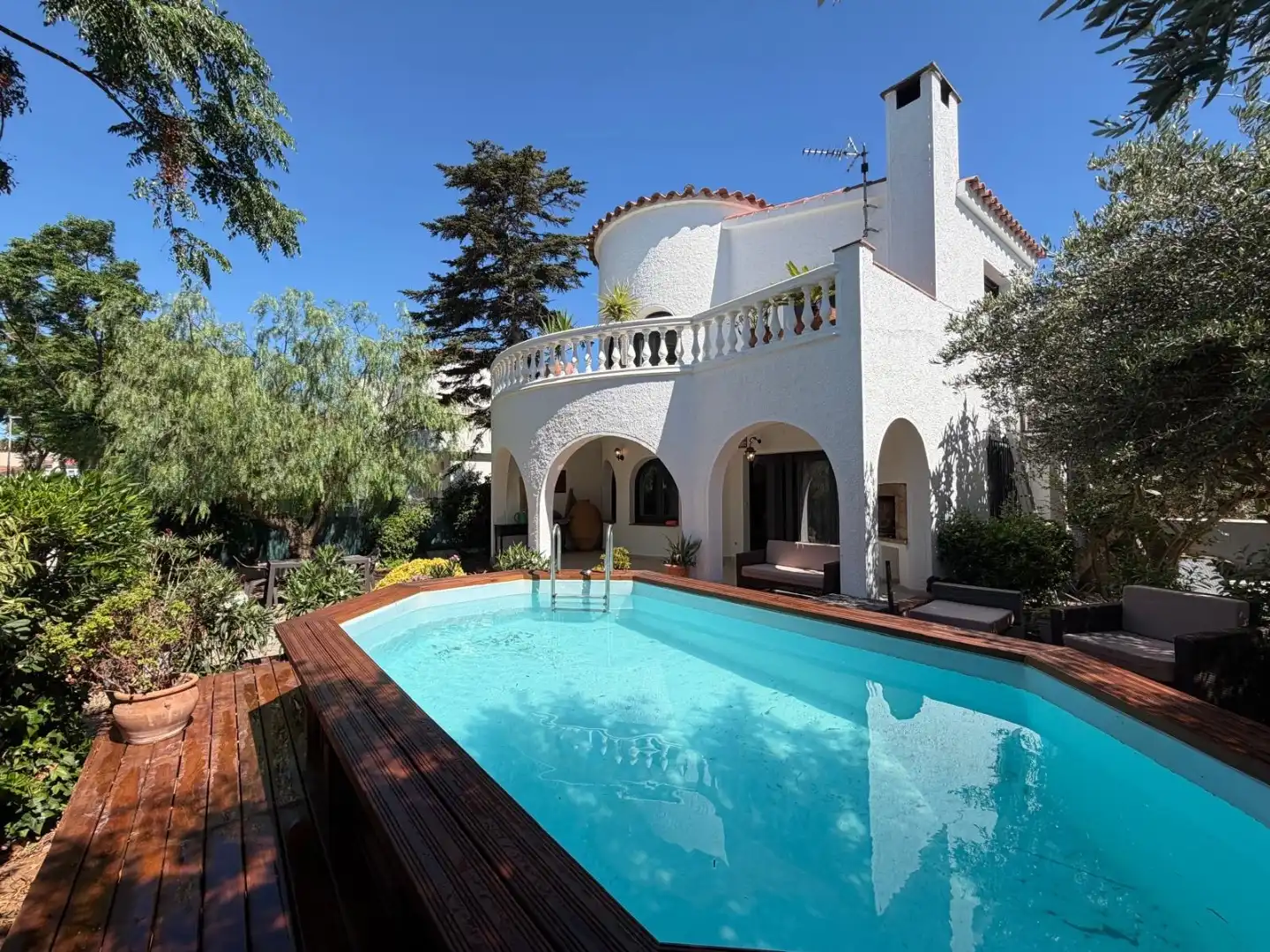Casa amb jardí en venda a Requesens 171a