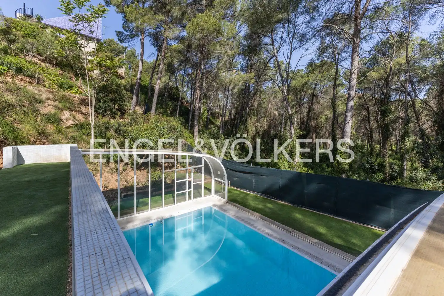 Swimming pool of Houses for sale in Gilet  with Air Conditioner, Heating and Private garden