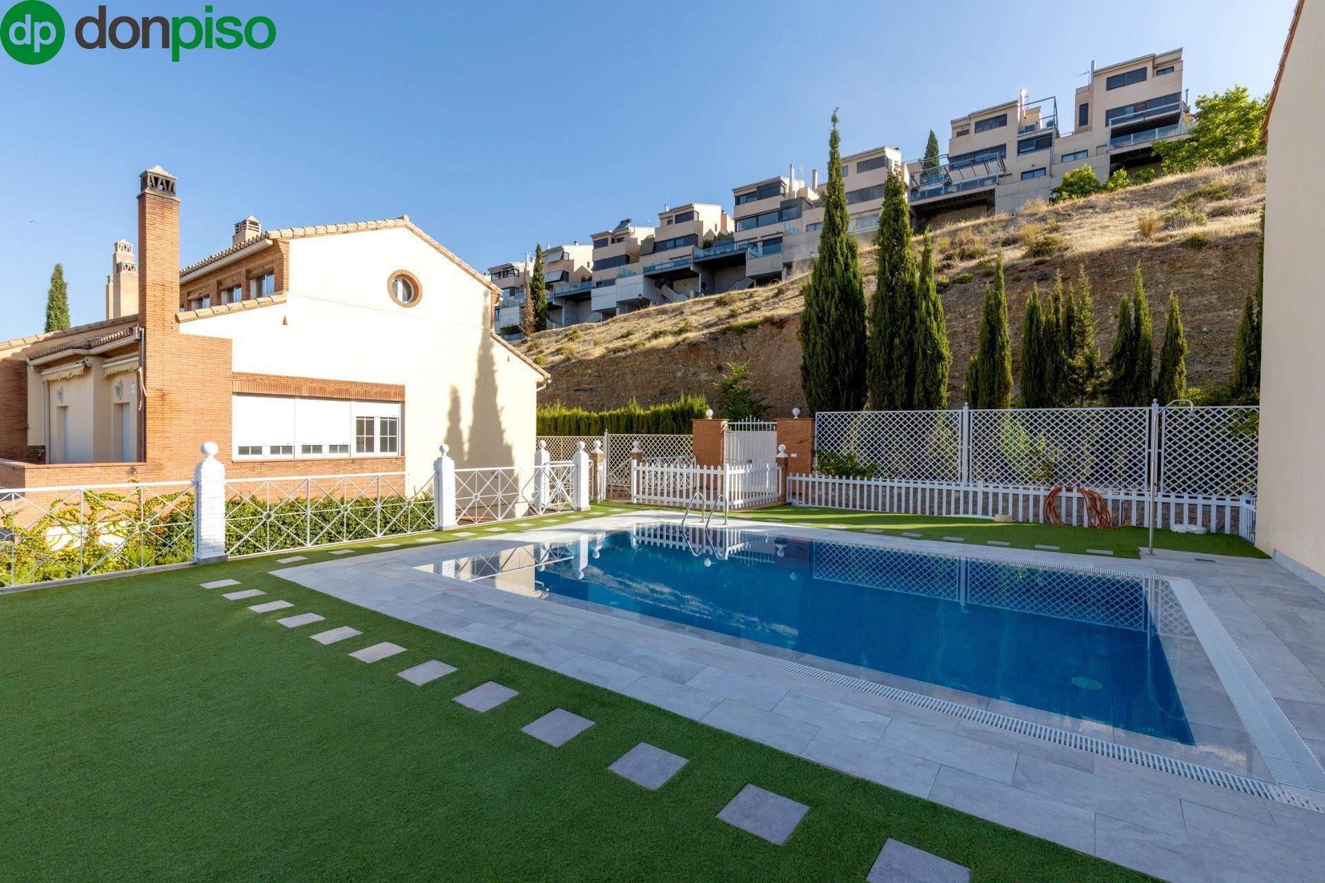 Schwimmbecken von Einfamilien-Reihenhaus zum Verkauf in  Granada Capital mit Klimaanlage, Heizung und Terrasse