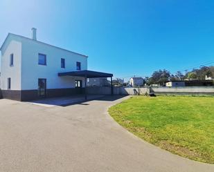 Vista exterior de Casa o xalet en venda en Tapia de Casariego amb Calefacció, Jardí privat i Terrassa