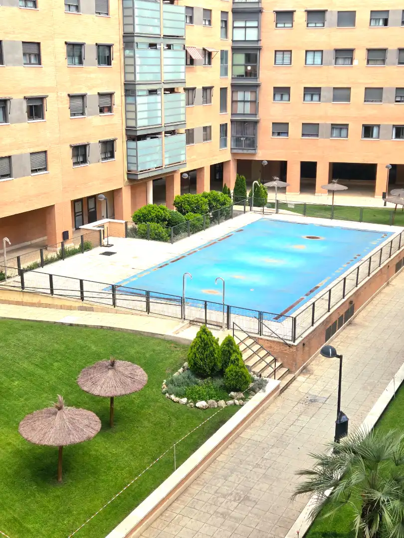 Piscina de Piso en venta en Madrid con Aire acondicionado, Calefacción y Jardín privado