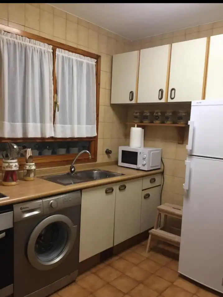 Cuina de Apartament de lloguer en Gijón  amb Calefacció, Parquet i Moblat
