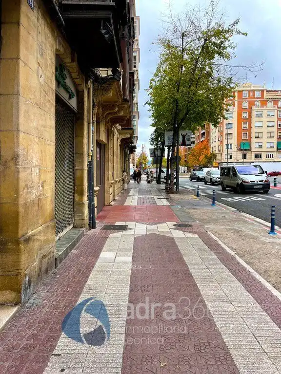 Local comercial de lloguer a General Vara De Rey, imagen 3