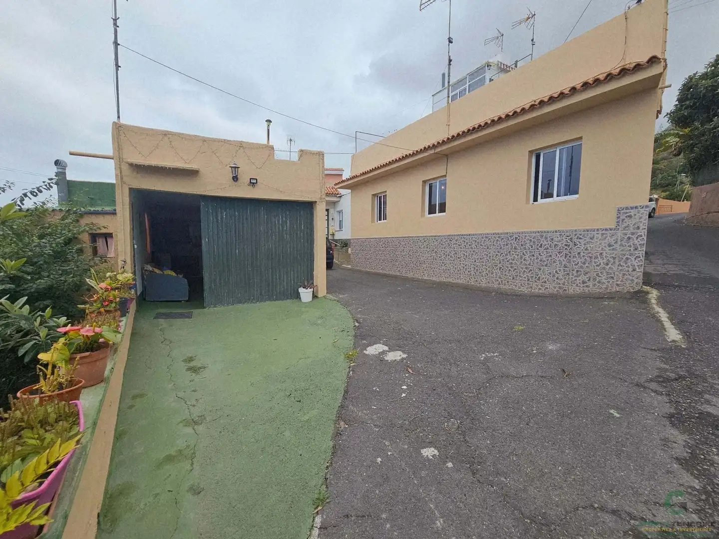 Außenansicht von Einfamilien-Reihenhaus zum Verkauf in Garachico mit Terrasse und Abstellraum