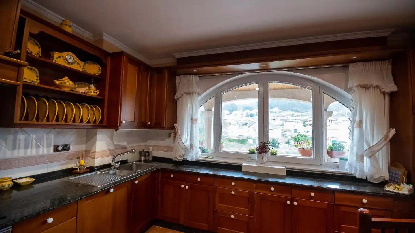 Cuina de Casa o xalet en venda en Culleredo amb Jardí privat, Terrassa i Traster