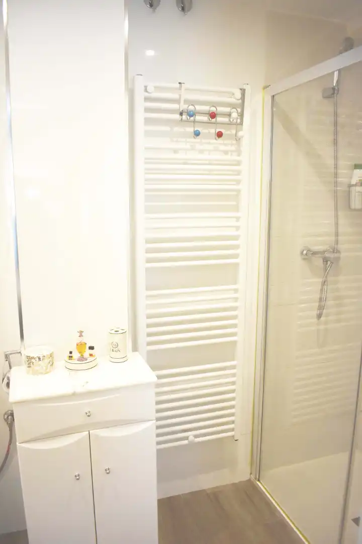 Bathroom of Flat for rent in Granada  with Air Conditioner, Heating and Furnished