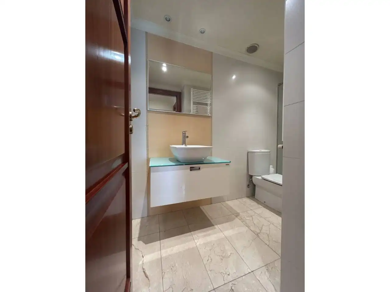 Bany de Apartament en venda en Oviedo  amb Calefacció, Parquet i Moblat