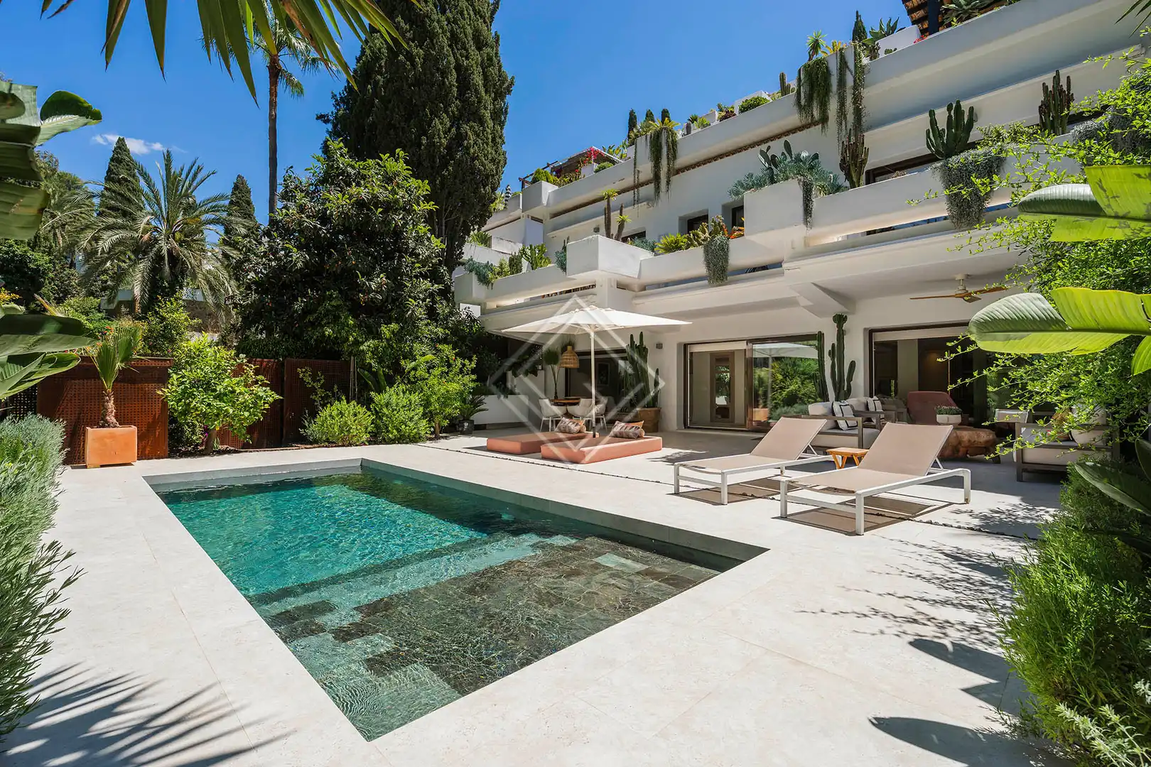 Dúplex con piscina en venta en Milla de Oro