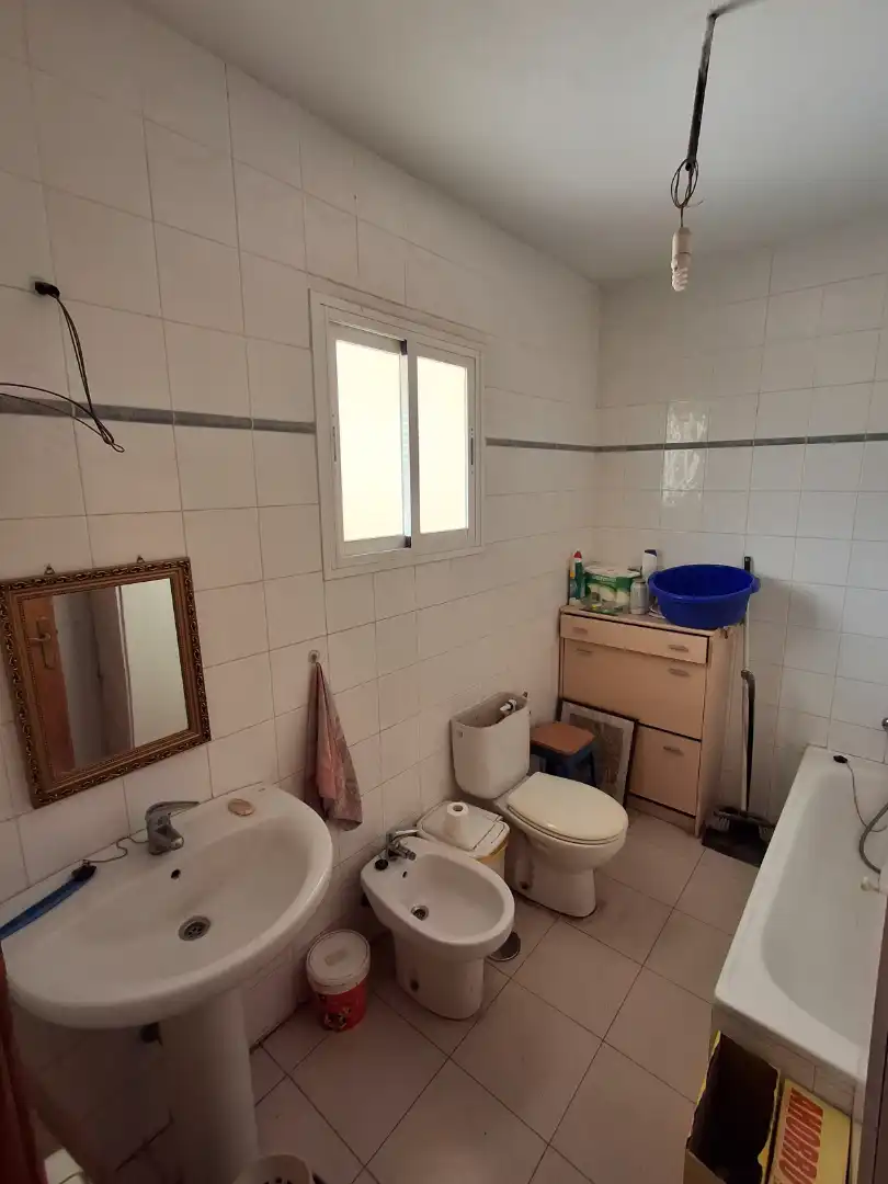 Baño de Casa adosada en venta en La Puebla de Almoradiel con Calefacción, Jardín privado y Amueblado