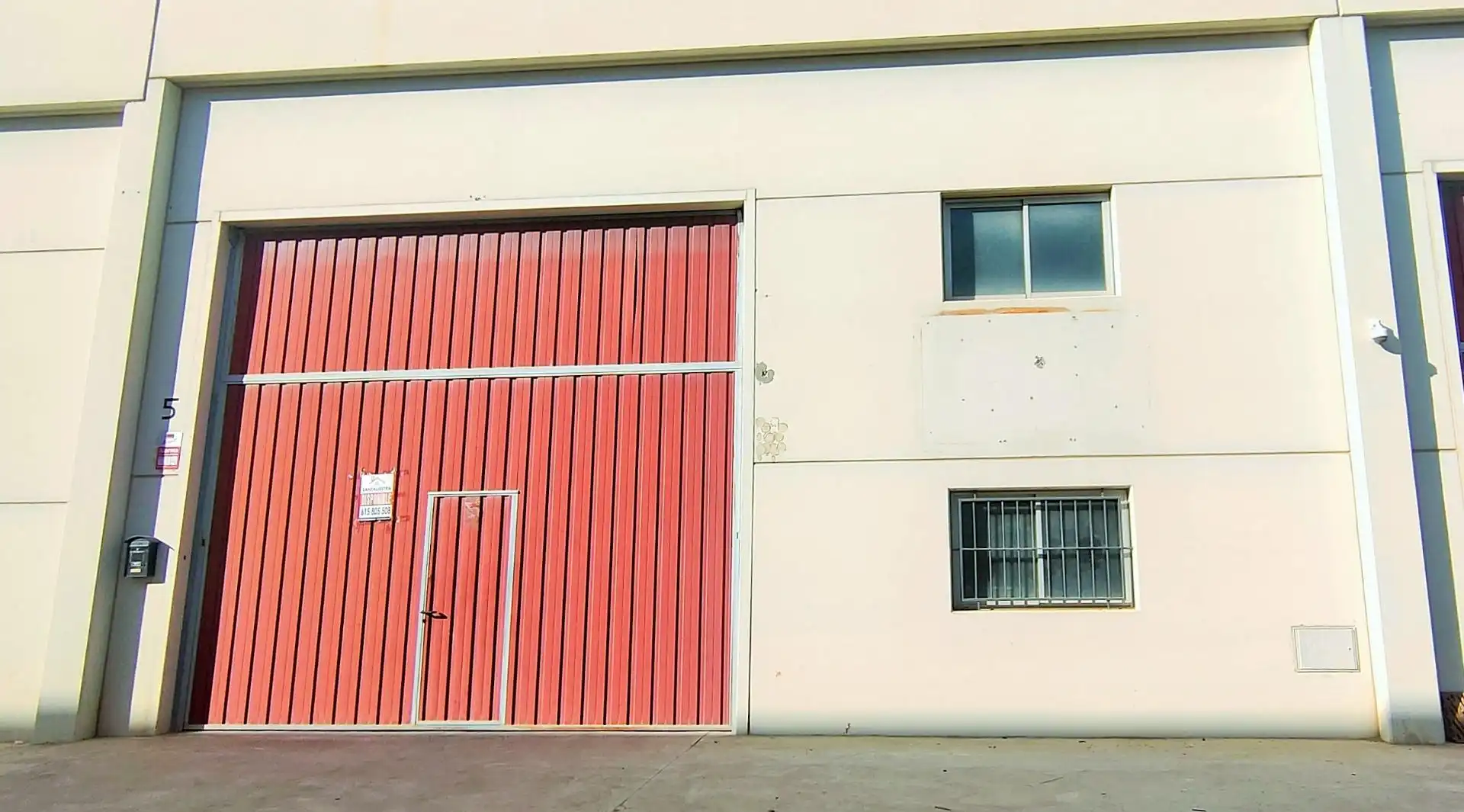 Vista exterior de Nave industrial en venta en Huesca