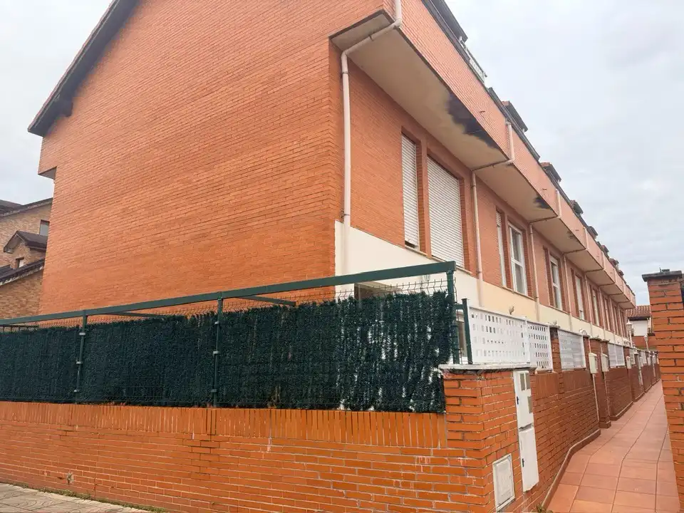 Vista exterior de Casa adosada en venta en Torrelavega  con Calefacción, Parquet y Terraza