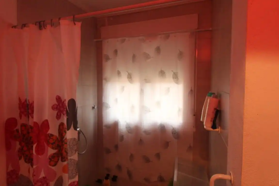 Bany de Casa adosada en venda en Torrevieja amb Jardí privat, Terrassa i Moblat