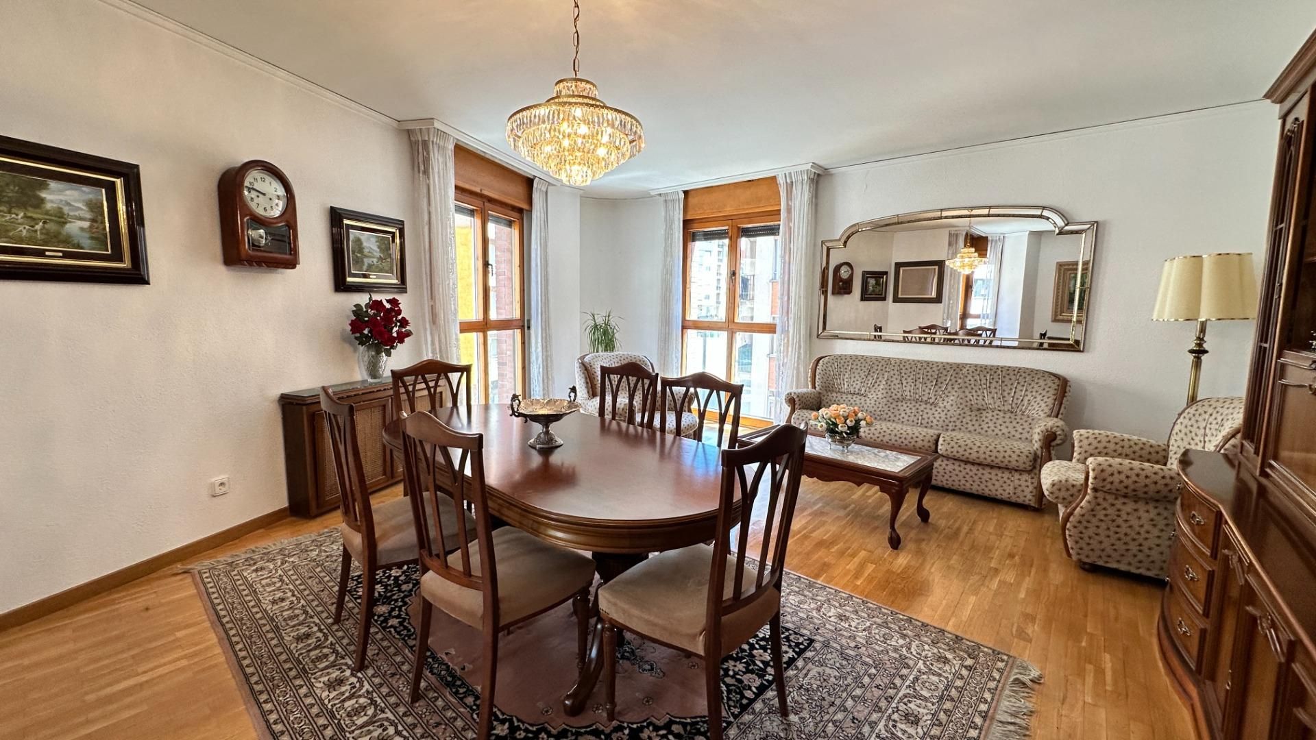 Menjador de Pis en venda en Soria Capital  amb Calefacció i Parquet