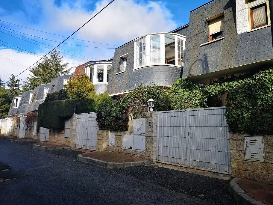 Vista exterior de Casa adosada en venta en Galapagar con Calefacción, Jardín privado y Terraza