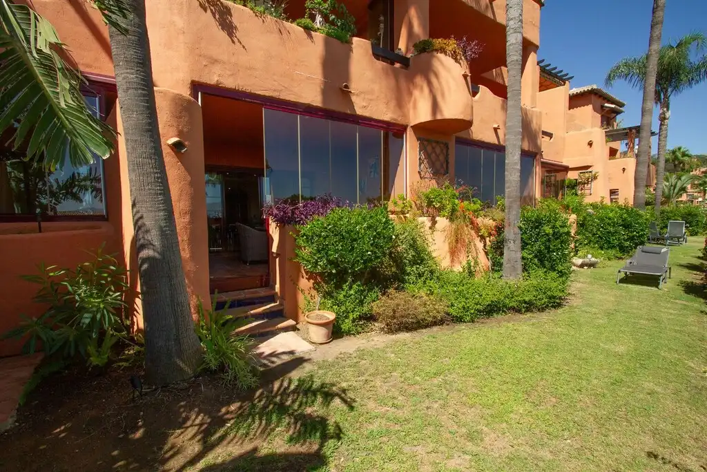 Bajo con piscina en venta en La Mairena