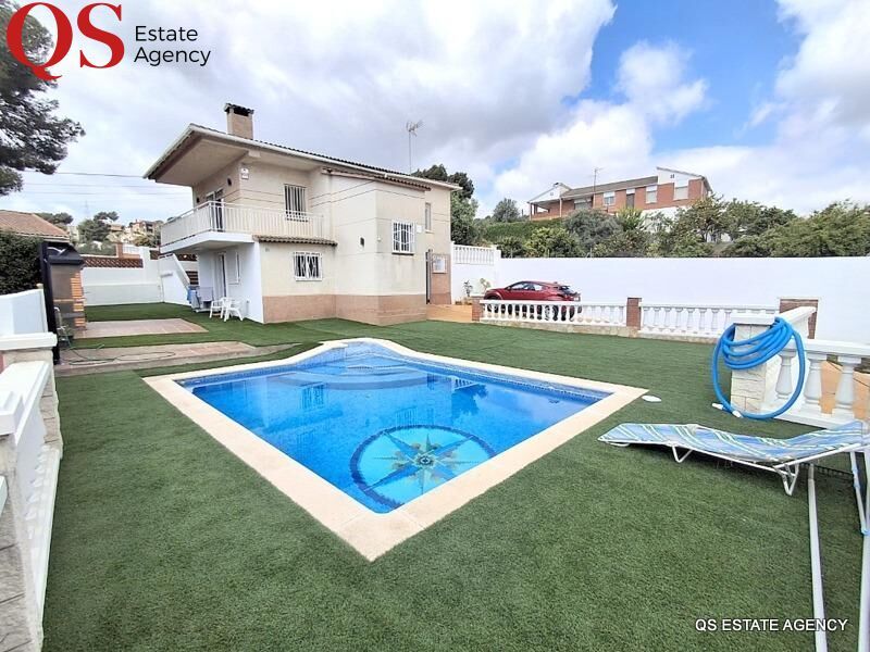 Piscina de Casa o xalet en venda en Cunit amb Calefacció, Jardí privat i Parquet