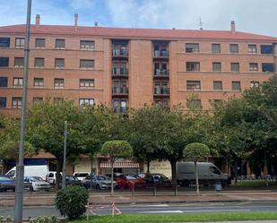 Vista exterior de Pis en venda en  Logroño amb Parquet, Terrassa i Traster