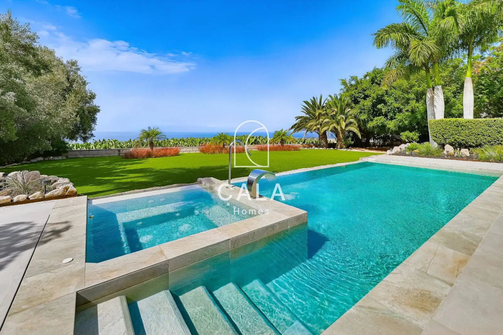 Swimming pool of Houses for sale in Marazul - Ricasa