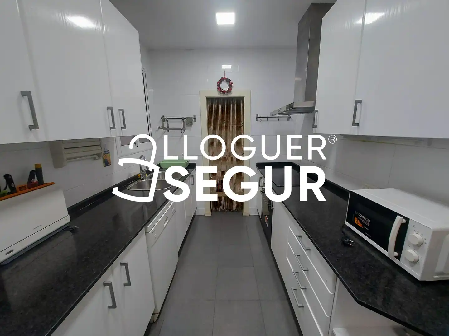 Cuina de Pis de lloguer en Barcelona amb Aire condicionat, Calefacció i Moblat